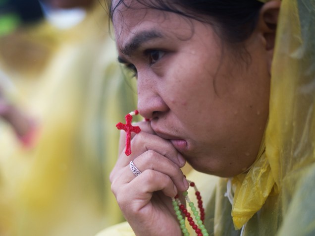 Devota segura seu terço durante visita de Papa Francisco à cidade de Tacloban, nas Filipinas - 17/01/2015