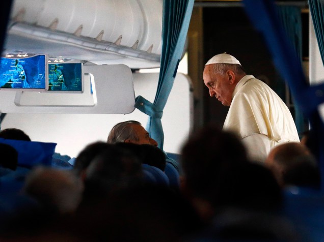 Papa Francisco conversa com membro do Vaticano durante seu vôo de Tacloban para Manila, capital das Filipinas - 17/01/2015