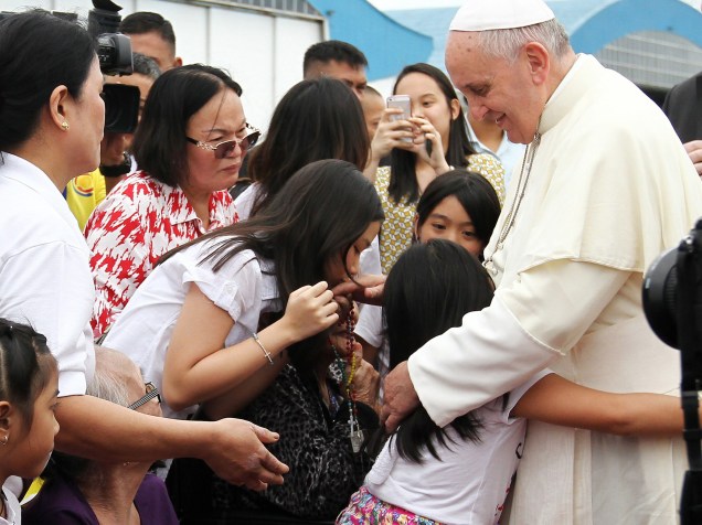 Papa Francisco é cercado por crianças no aeroporto da cidade de Manila, durante sua visita às Filipinas - 17/01/2015
