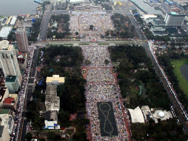 Foto aérea da cidade de Manila, capital das Filipinas, mostra devotos esperando a chegada de Papa Francisco na chuva, na região do Parque Rizal - 18/01/2015