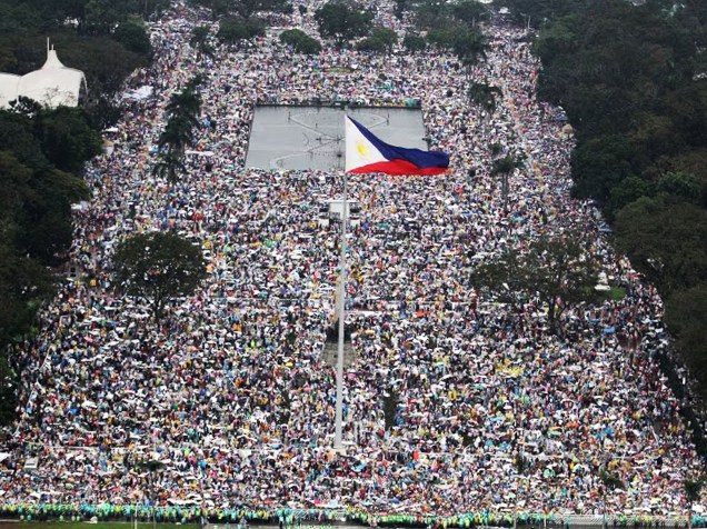 Foto aérea na região do Parque Rizal mostra devotos à espera da chegada do Papa Francisco à capital das Filipinas, Manila - 18/01/2015