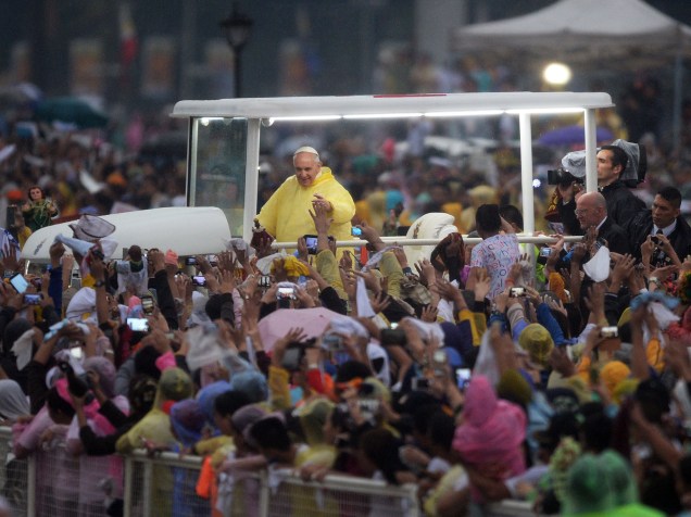 Papa Francisco acena para devotos de dentro do Papa Móvel ao chegar na cidade de Manila, nas Filipinas - 18/01/2015