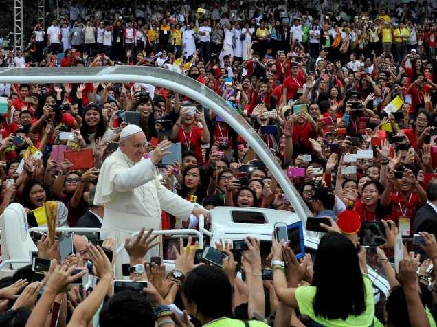 De dentro do Papa Móvel, Papa Francisco acena para multidão na cidade de Manila, capital das Filipinas - 18/01/2015