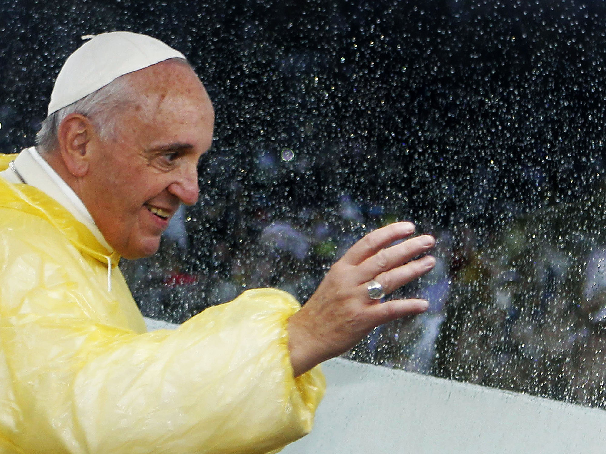 De denro do Papa Móvel, Papa Francisco acena para devotos que comparecem à sua passagem pela cidade de Manila, capital das Filipinas - 18/01/2015