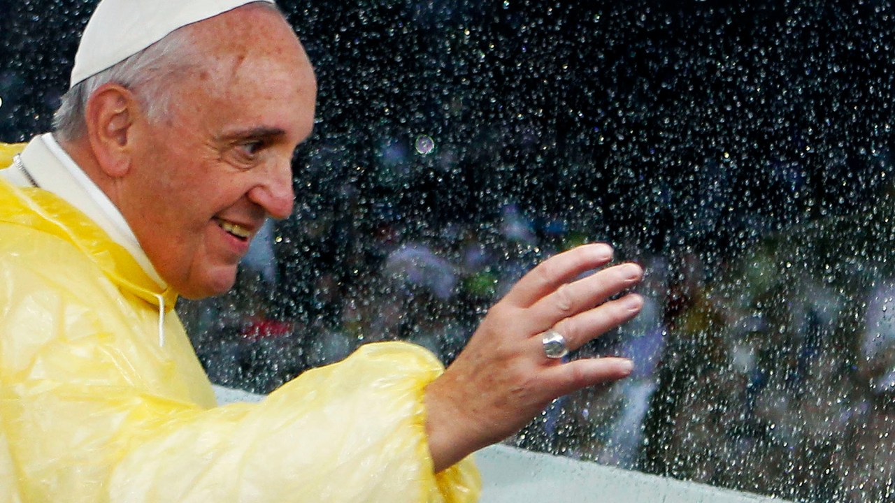 De denro do Papa Móvel, Papa Francisco acena para devotos que comparecem à sua passagem pela cidade de Manila, capital das Filipinas - 18/01/2015