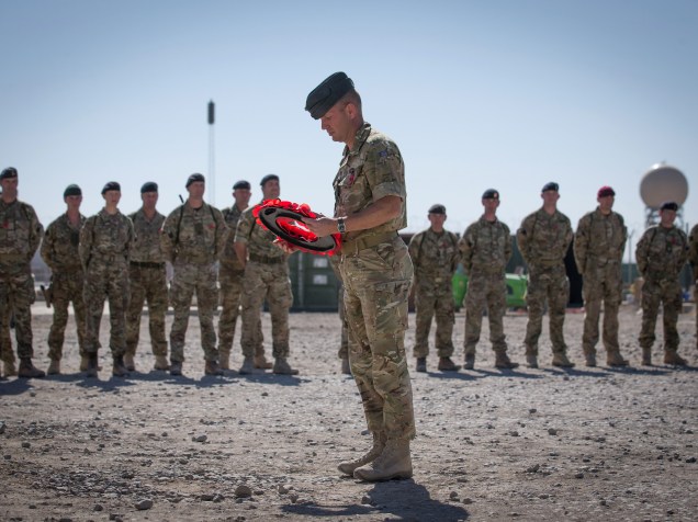 Militares britânicos realizam cerimônia para marcar o Dia do Armistício, que marca o fim da I Guerra Mundial, em Kandahar no Afeganistão - 11/11/2014