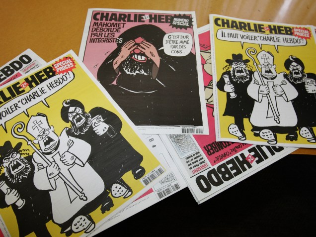Algumas capas da revista satírica francesa Charlie Hebdo. A publicação não poupa políticos, polícia, banqueiros ou religião.