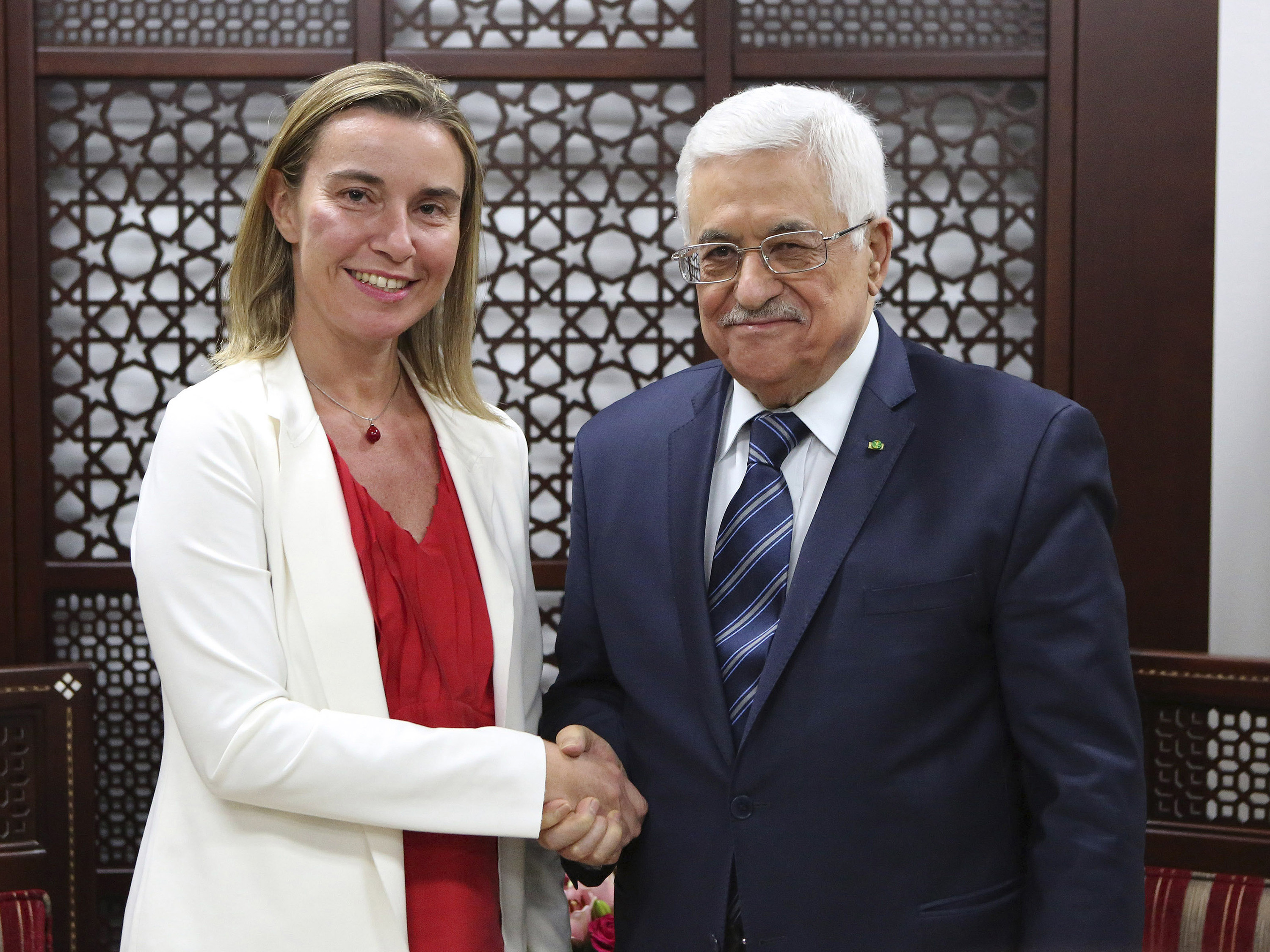 O presidente palestino, Mahmoud Abbas cumprimenta a nova chefe da diplomacia da União Europeia Federica Mogherini durante o encontro na cidade de Ramallah, Cisjordânia - 08/11/2014