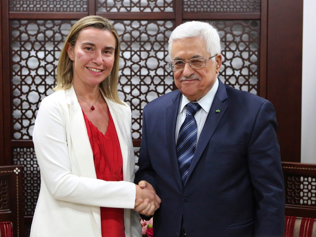 O presidente palestino, Mahmoud Abbas cumprimenta a nova chefe da diplomacia da União Europeia Federica Mogherini durante o encontro na cidade de Ramallah, Cisjordânia - 08/11/2014
