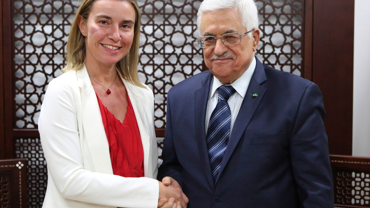 O presidente palestino, Mahmoud Abbas cumprimenta a nova chefe da diplomacia da União Europeia Federica Mogherini durante o encontro na cidade de Ramallah, Cisjordânia - 08/11/2014