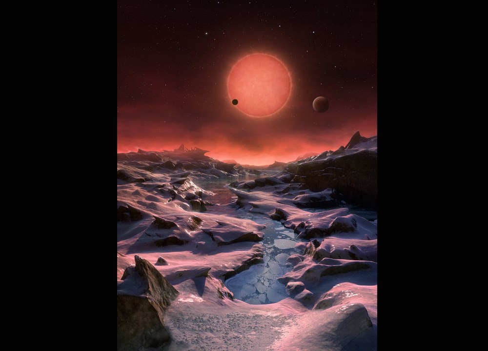 Ilustração de como seria a superfície de um dos planetas parecidos com a Terra que foram descobertos através do telescópio TRAPPIST