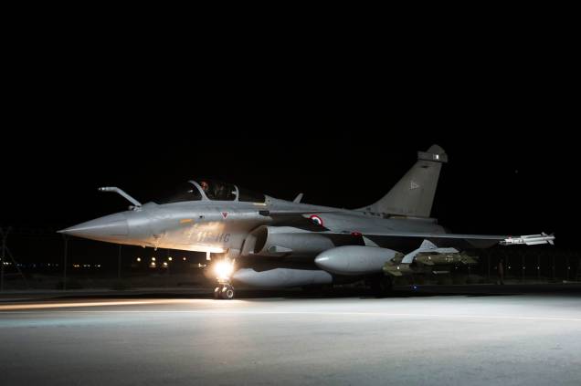 Avião de combate francês deixa sua base militar nos Emirados Árabes e segue em direção ao norte do Iraque para combater o Estado Islâmico