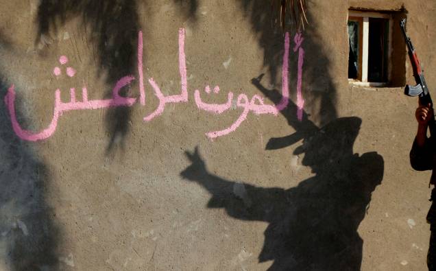Xiita comemora tomada de Jurf al-Sakhar, cidade no sul de Bagdá que estava nas mãos do terrorista Estado Islâmico. A frase na parede diz: ‘Morte ao Daash’, acrônimo de um dos nomes do grupo terrorista