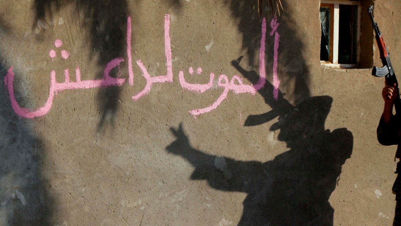 Xiita comemora tomada de Jurf al-Sakhar, cidade no sul de Bagdá que estava nas mãos do terrorista Estado Islâmico. A frase na parede diz: ‘Morte ao Daash’, acrônimo de um dos nomes do grupo terrorista