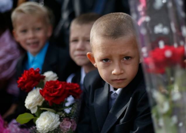 Alunos prestigiam a cerimonia que marca o começo ano escolar em Slaviansk, Ucrânia - 01/09/2014