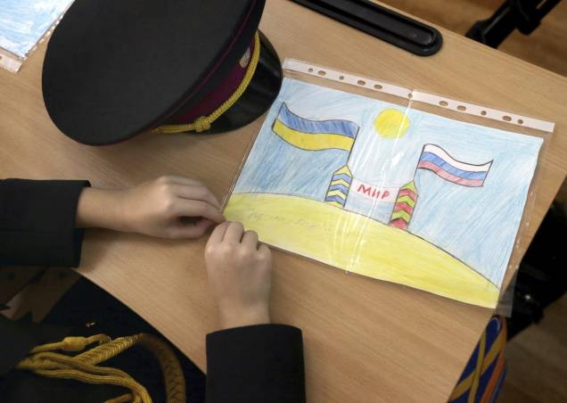 No primeiro dia de curso, aluno da Escola de Cadetes, de Kiev, mostra um desenho em que aparecem as banderias da Ucrânia e da Rússia - 01/09/2014