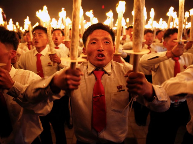 Cidadãos carregam tochas durante cerimônia que encerra o congresso do Partido dos Trabalhadores da Coreia do Norte, em Pyongyang - 10/05/2016