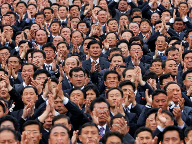 Funcionários do Partido dos Trabalhadores da Coreia do Norte participam da cerimônia de encerramento do congresso que elegeu o ditador Kim Jong-Un como presidente do partido - 10/05/2016