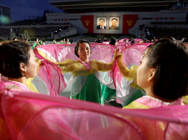 Cidadãos dançam durante cerimônia de encerramento do congresso do Partido dos Trabalhadores da Coreia do Norte em Pyongyang - 10/05/2016