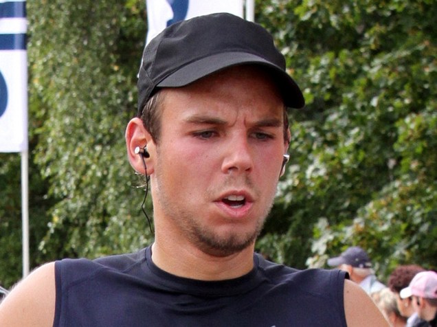 <p>Andreas Lubitz fotografado em 2009 enquanto corria a meia maratona Airportrace em Hamburgo. O co-piloto é suspeito de ter derrubado deliberadamente avião Germanwings transportando 149 passageiros nos Alpes franceses</p>