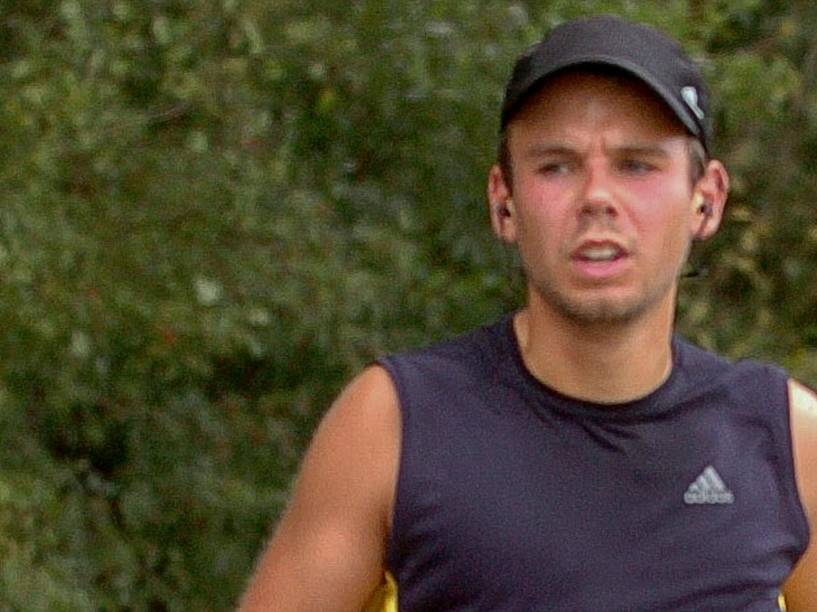 <p>Andreas Lubitz fotografado em 2009 enquanto corria a meia maratona Airportrace em Hamburgo. O co-piloto é suspeito de ter derrubado deliberadamente avião Germanwings transportando 149 passageiros nos Alpes franceses</p>