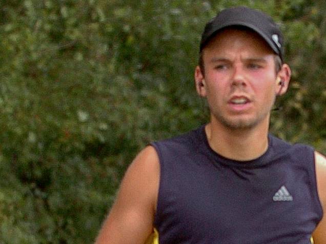 <p>Andreas Lubitz fotografado em 2009 enquanto corria a meia maratona Airportrace em Hamburgo. O co-piloto é suspeito de ter derrubado deliberadamente avião Germanwings transportando 149 passageiros nos Alpes franceses</p> <p>Andreas Lubitz fotografado em 2009 enquanto corria a meia maratona Airportrace em Hamburgo. O co-piloto é suspeito de ter derrubado deliberadamente avião Germanwings transportando 149 passageiros nos Alpes franceses</p>