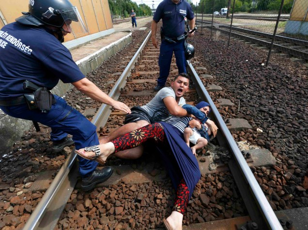 Policiais detém família que tentava fugir de estação de trem na cidade Bicske, na Hungria - 03/09/2015