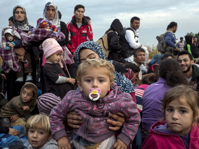 Refugiados sírios esperam por um ônibus depois de cruzar a fronteira com a Sérvia em um campo perto da vila de Röszke, na Hungria - 05/09/2015