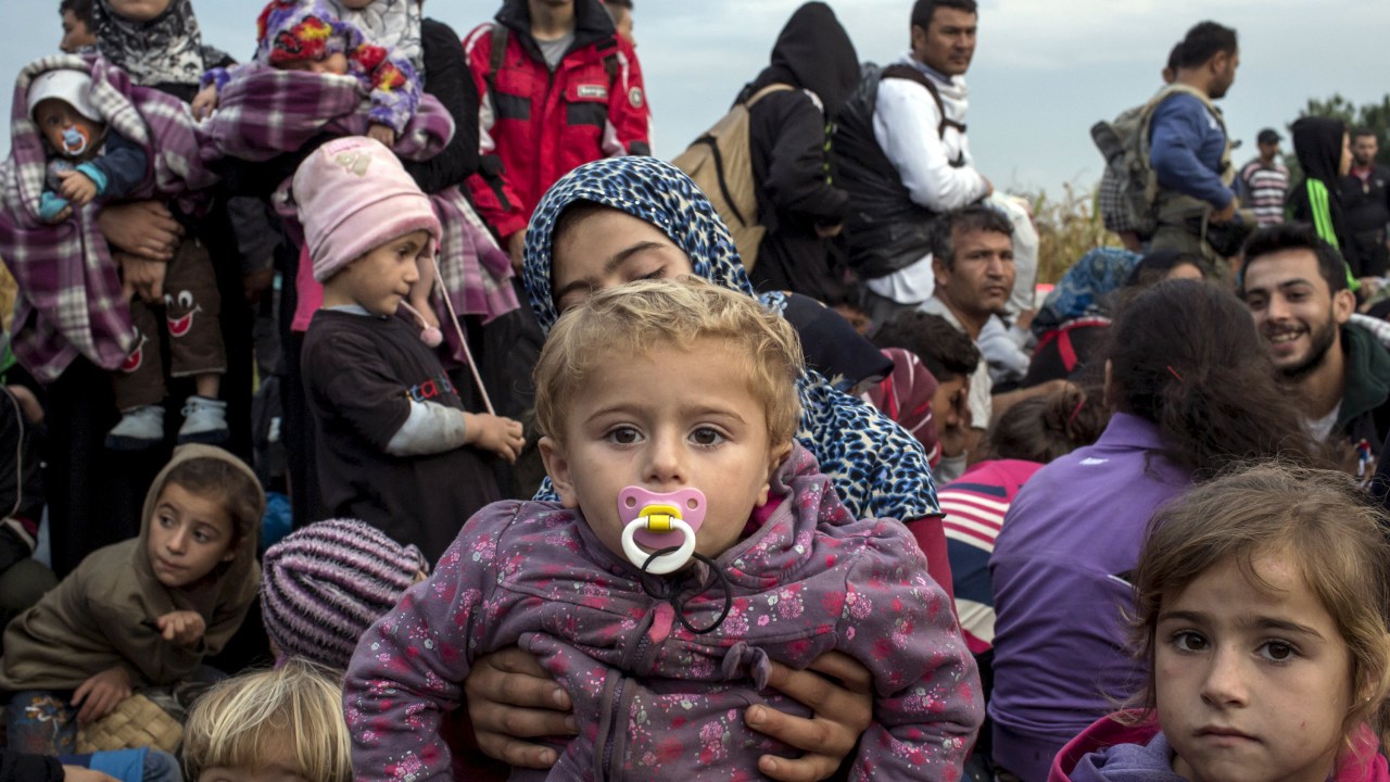 Refugiados sírios esperam por um ônibus depois de cruzar a fronteira com a Sérvia em um campo perto da vila de Röszke, na Hungria - 05/09/2015