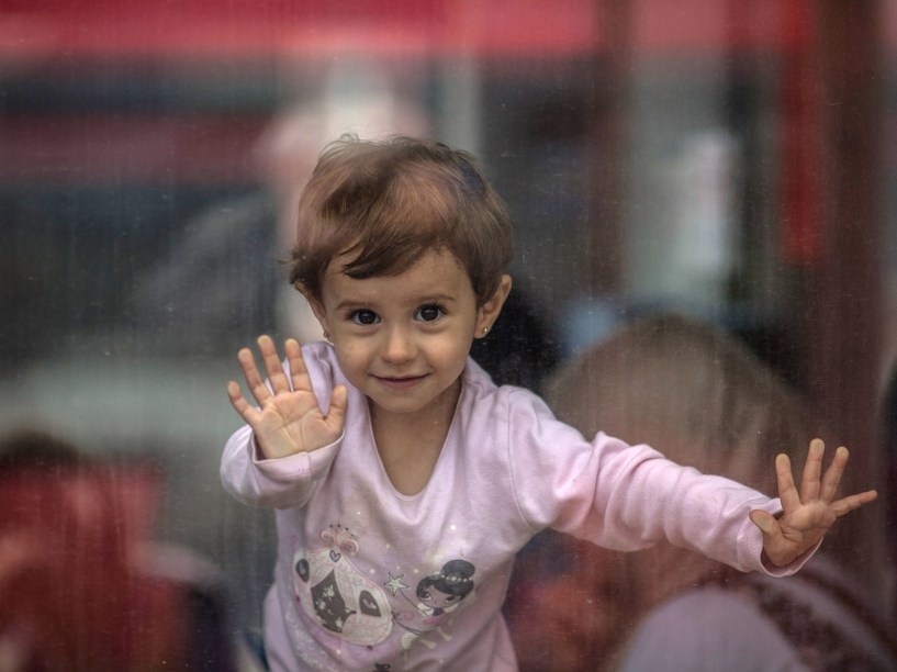 Menina olha da janela de um trem usado pelos refugiados para viajar até a Alemanha na estação de trem Hegyeshalom em Gyor, Hungria - 06/09/2015