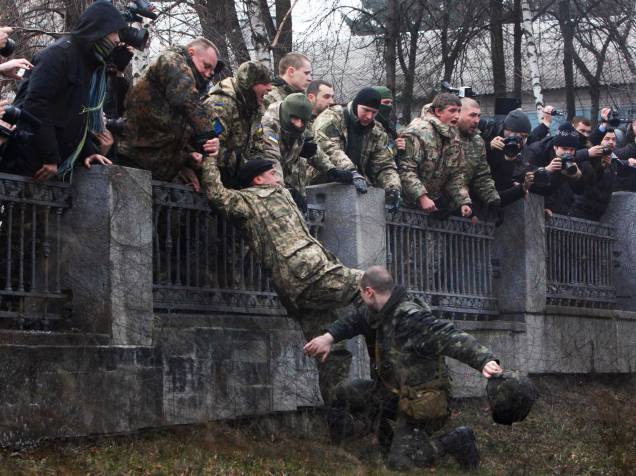 Membro do Ministério da Defesa da Ucrânia tenta prender membro do batalhão "Aydar", que adentrou o complexo do Ministério durante protesto contra a dissolução do batalhão em Kiev