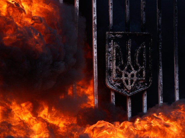 Portões do Ministério de Defesa da Ucrânia em chamas durante protesto contra a dissolução do batalhão em Kiev