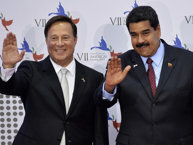 O presidente venezuelano, Nicolas Maduro (à dir.), é recebido pelo presidente do Panamá, Juan Carlos Varela - 10/04/2015