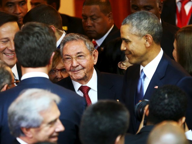 O presidente dos Estados Unidos, Barack Obama, cumprimenta o ditador cubano Raúl Castro antes da inauguração da Cúpula das Américas na Cidade do Panamá - 10/04/2015<br>
