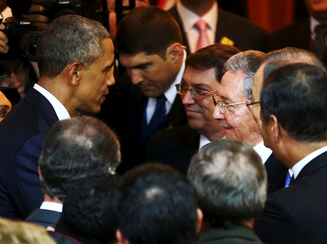 O presidente dos Estados Unidos, Barack Obama, cumprimenta o ditador cubano Raúl Castro antes da inauguração da Cúpula das Américas na Cidade do Panamá - 10/04/2015