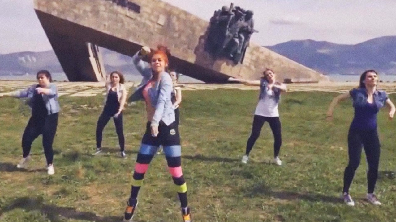 Três mulheres foram presas depois de lançar um vídeo de dança em frente ao monumento Malaya Zemlya em Novorossiysk, sul da Rússia