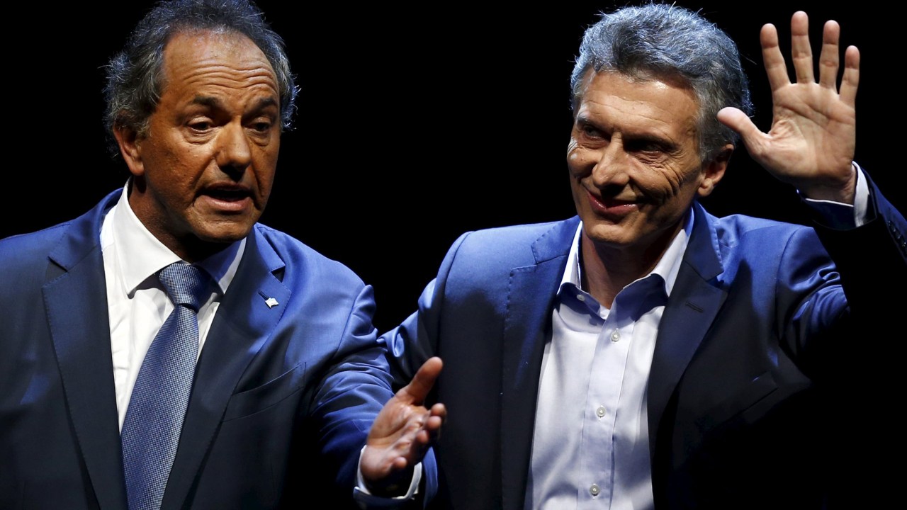 Os candidatos à presidência da Argentina Daniel Scioli (à esq.) e Mauricio Macri durante debate antes das eleições de segundo turno em Buenos Aires - 15/11/2015