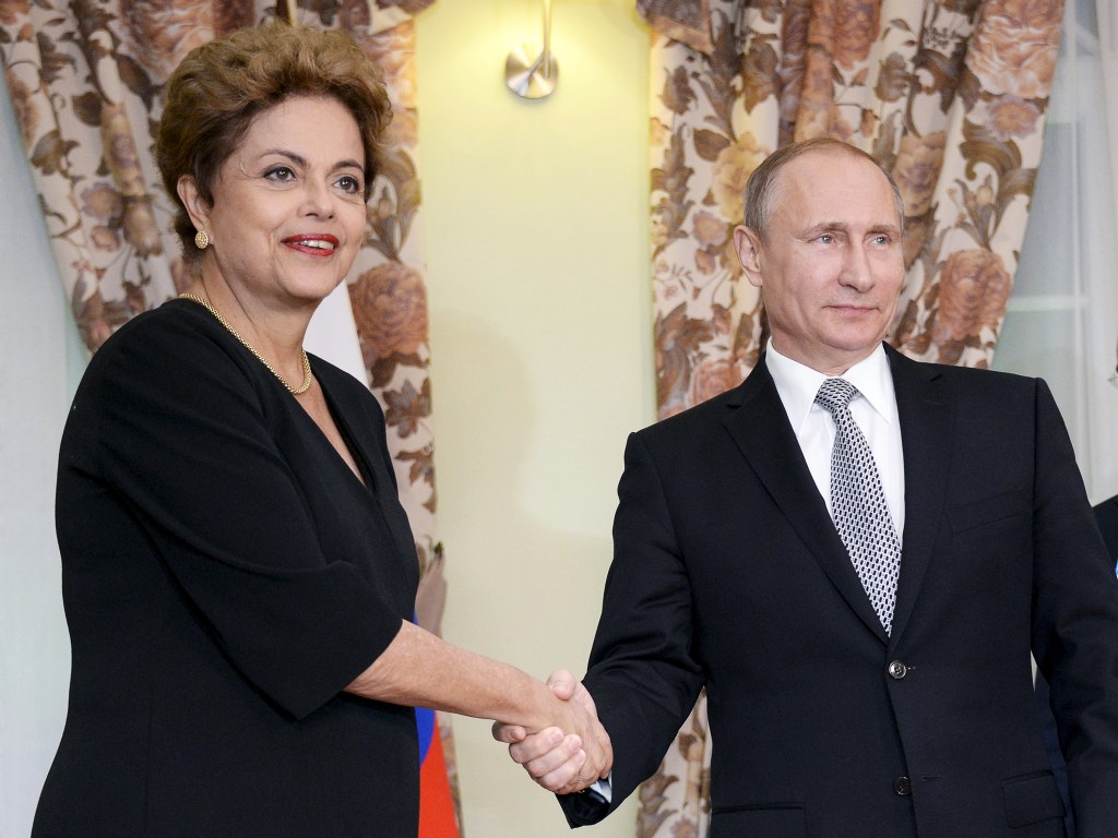 A presidente Dilma Rousseff cumprimenta o presidente russo Vladimir Putin, durante encontro em Ufa, na Rússia - 08/07/2015