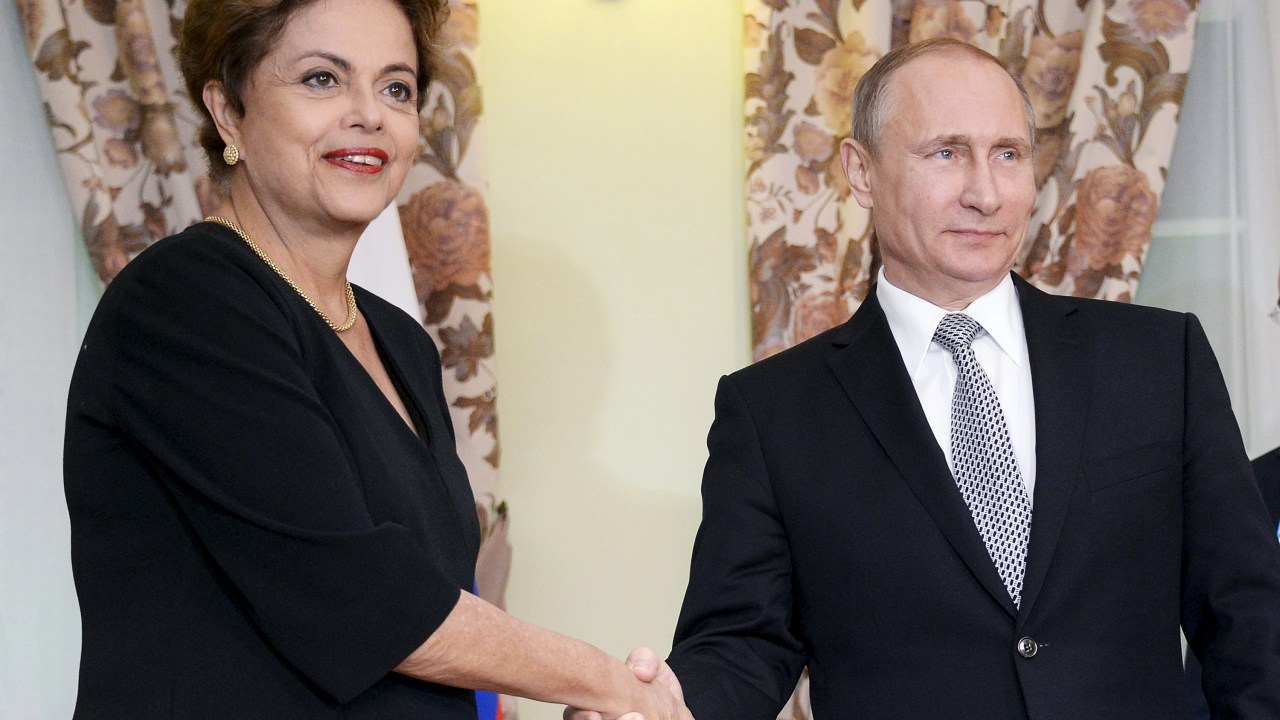 A presidente Dilma Rousseff cumprimenta o presidente russo Vladimir Putin, durante encontro em Ufa, na Rússia - 08/07/2015