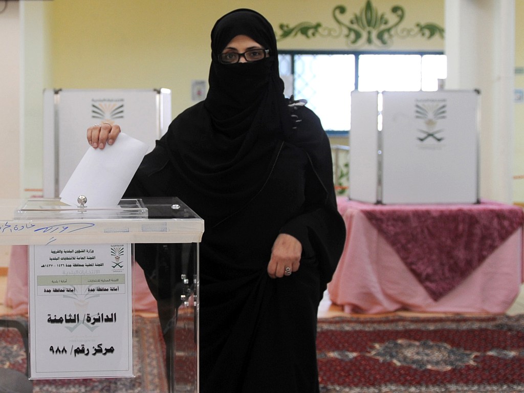 Mulher saudita deposita seu voto em uma urna na cidade costeira de Jeddah, durante as eleições municipais - 12/12/2015