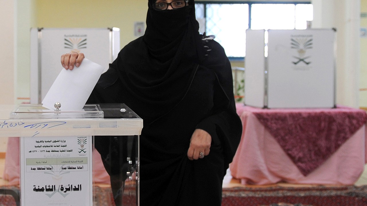 Mulher saudita deposita seu voto em uma urna na cidade costeira de Jeddah, durante as eleições municipais - 12/12/2015