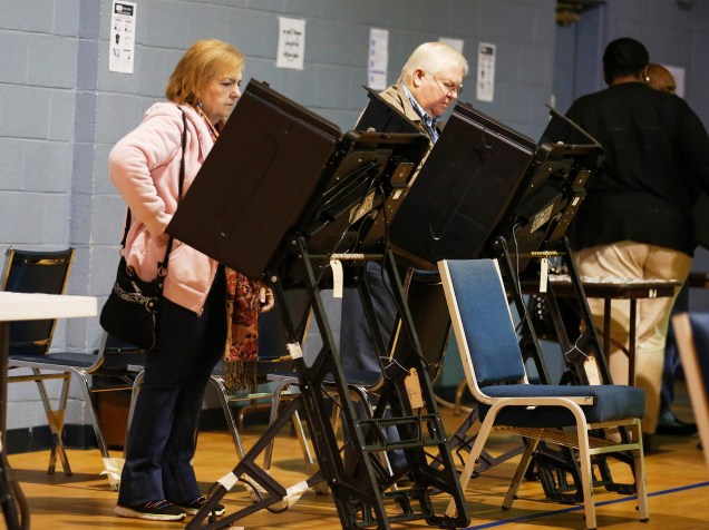 Eleitores votam na Igreja Presbiteriana Grove em Charlotte, Carolina do Norte - 04/11/2014