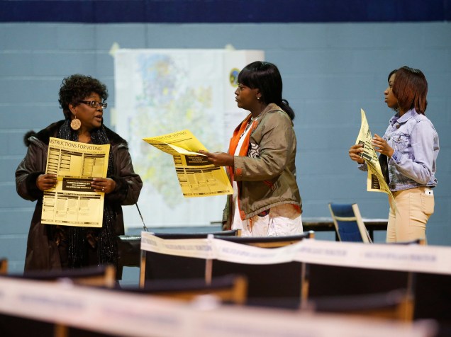 Eleitoras conversam antes de votar na Igreja Presbiteriana Grove em Charlotte, Carolina do Norte - 04/11/2014