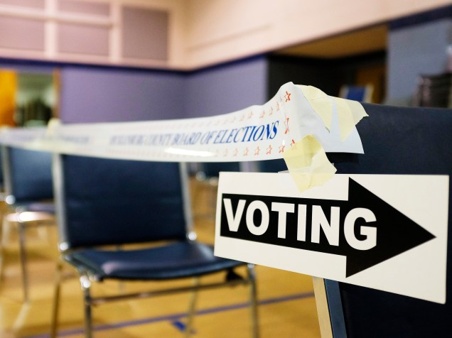 Sinalização auxilia eleitoras na seção de votação da Igreja Presbiteriana Grove em Charlotte, Carolina do Norte - 04/11/2014