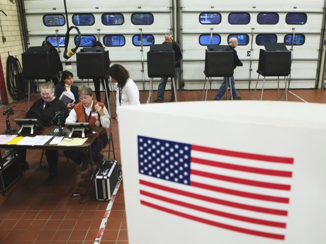 Eleitores comparecem ao local de votação para participar das eleições parlamentares em Arlington, Virgínia - 04/11/2014