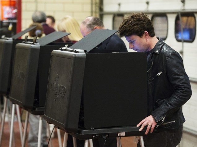 Eleitores comparecem ao local de votação para participar das eleições parlamentares em Arlington, Virgínia - 04/11/2014