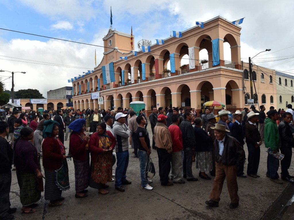 Eleitores fazem fila em uma assembleia de voto em San Juan Sacatepequez, durante as eleições gerais na Guatemala - 06/09/2015