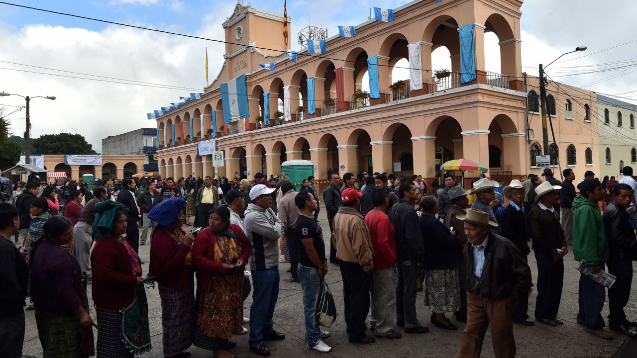 Eleitores fazem fila em uma assembleia de voto em San Juan Sacatepequez, durante as eleições gerais na Guatemala - 06/09/2015