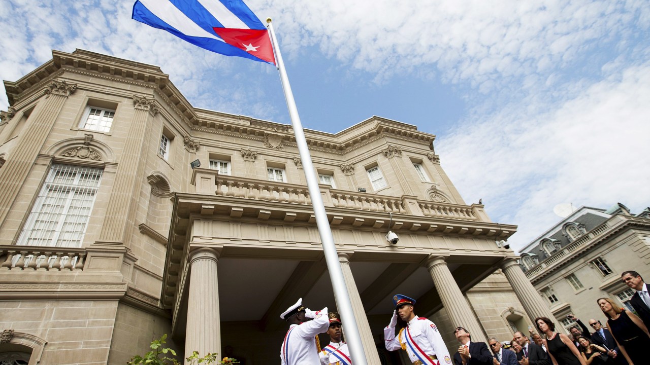 A bandeira cubana é levantada em frente à embaixada do país em Washington, nos Estados Unidos, durante cerimônia que marcou sua reabertura após 54 anos - 20/07/2015