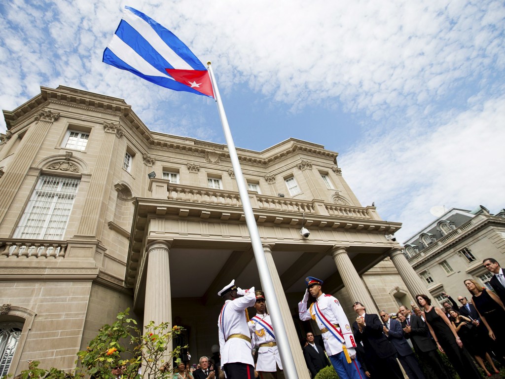 A bandeira cubana é levantada em frente à embaixada do país em Washington, nos Estados Unidos, durante cerimônia que marcou sua reabertura após 54 anos - 20/07/2015